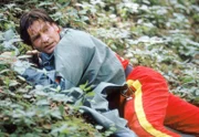 Dr. Lüdwitz (Rainer Grenkowitz) versteckt sich im Unterholz. Die Killer der Russenmafia sind ihm dicht auf den Fersen.