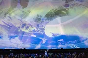 Beim Konzert von Multitalent Mogli im Berliner Zeiss-Großplanetarium werden mit Hilfe von Künstlicher Intelligenz erstellte Bilder an die Wand projiziert.