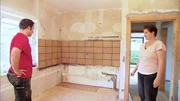 Doch trotz Baustress und knapper Kasse bombardiert Monika ihren Liebsten mit exklusiven Wünschen: Terrakottafliesen für die Küche müssen es sein! Robert will aber beim Material Geld sparen und somit seine Männerlounge finanzieren und verlegt Parkett in der Küche.