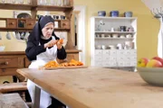 Die Mutter Oberin (Rosel Zech) findet Spass am Kochen.