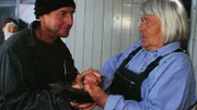 Flüchtling Richard Stern (Martin Semmelrogge) stellt sich der entsetzten Mutz (Brigitte Renner) vor. Er ist gerade aus einem Tunnel, den er sich aus dem Männerknast gegraben hat, in der Gärtnerei gelandet.