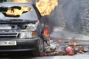 Kaminsky (Hans Peter Hallwachs) bleibt schwer verletzt liegen nach einer Explosion.