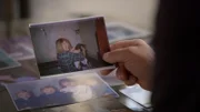 Eine Person hält ein Foto in ihrer Hand