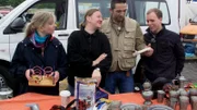 Angelika (li.), ihre Freundin Conny (2.v.li.) und Hendrik (re.) sind mit Trödelprofi Mauro Corradino auf dem Flohmarkt