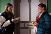 Nadine (Floriane Eichhorn, r.) ist gerührt, dass Henry Rücksicht auf sie nimmt. Links Ronja (Theresa Traser)