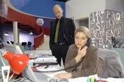 Gerrit (Lars Löllmann, l.) beobachtet Anna (Jeanette Biedermann, r.) und setzt sie unter Druck.