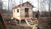 Chevie Roach baut seiner Familie eine Sauna. (National Geographic/Kaya Lampe)