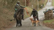 Trainerin Melle und Manuela Asante-Mensah (l.) mit Labradorhündin Hanna.  Die Verwendung des sendungsbezogenen Materials ist nur mit dem Hinweis und Verlinkung auf RTL+ gestattet.