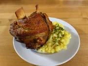 Schweinshaxe mit Kartoffelsalat.