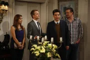 Ted (Josh Radnor, 2.v.r.) findet in seiner Post, die eigentlich für die Vormieterin bestimmt war, eine Einladung zu einer Party in einer architektonischen In-Location. Daraufhin überzeugt er Marshall (Jason Segel, r.), Barney (Neil Patrick Harris, 2.v.l.) und Lily (Alyson Hannigan, l.), mit dorthin zu gehen ...