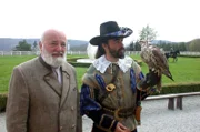 Sepp Forcher bei einer Falknervorführung, Schloss Rosenburg.