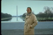 Als Magnum (Tom Selleck) auf einem Video sieht, wie seine Exfrau und die gemeinsame Tochter in die Luft gesprengt werden, reist er völlig verstört zu seiner Mutter. Doch Higgins ruft ihn nach Hawaii zurück, denn auf Magnums Freundin wurde ein Anschlag verübt ...