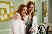 Maura Isles (Sasha Alexander, l.) und Dr. Hope Martin (Sharon Lawrence) sind ein unschlagbares Team.