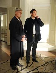 Sind besorgt um Ziva, die nach dem Tod ihres Vaters auf Rache aus ist: Gibbs (Mark Harmon, l.) und Tony (Michael Weatherly, r.) ...