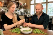 Veronika und Karl Raupach kochen Leipziger Allerlei.