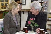 Anna (Jeanette Biedermann, l.) ist glücklich, als Robert (Mathieu Carrière, r.) sie in seine Pläne einweiht ...