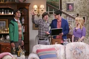 Eines wissen Bernadette (Melissa Rauch, r.) und Raj (Kunal Nayyar, l.) mit Sicherheit: Wenn Howard (Simon Helberg, 2.v.l.) mit magischen Tricks anfängt, hauen die Leute ab. Auch Josh (Matt Bennett, 2.v.r.)?