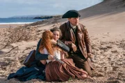(v.li.): Sophie Skelton (Brianna), Caitriona Balfe (Claire Randall Fraser), Sam Heughan (Jamie Fraser).