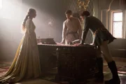Anthony Rivers (Ben Lamb, r.) hat schlechte Nachrichten für König Edward IV (Max Irons, M.), die auch Elizabeth (Rebecca Ferguson, l.) sehr beunruhigen ...