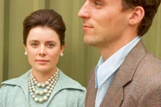 Ein Mann und eine Frau lächeln diskret