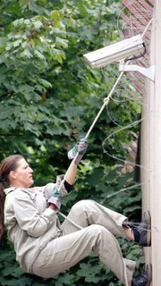 Kaum wieder in Reutlitz, versucht Walter (Katy Karrenbauer) wieder zu flüchten: Ihr Bruder hat ihr beim Hofgang ein Seil über die Mauer geworfen und Walter versucht zu entkommen...