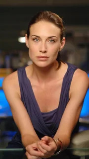 Leichenbeschauerin Dr. Peyton Driscoll (Claire Forlani) ist die Neue beim CSI. Privat ist sie mit ihrem neuen Kollegen, dem Chef des New Yorker Teams, liiert. Ob das gut geht?