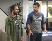 Charlie Kelly (Charlie Day, l.); Mac (Rob McElhenney, r.)