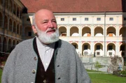 Sepp Forcher im Stiftshof.
