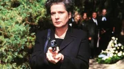 Uschi (Barbara Freier) zielt auf den Mörder ihrer Tochter, sie will Rache...