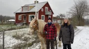 Vivian (41) und Alex (44) mit ihrem Pferd vor ihrem Haus. Der Winter steht vor der Türe und sie müssen noch Brennmaterial besorgen.