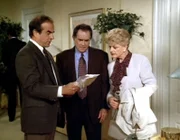 Lt. Evans (Seth Jaffe), John Galloway (Laurence Luckinbill) und Jessica Fletcher (Angela Lansbury, v. li.) untersuchen einen verdächtigen Umschlag.