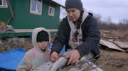 Sonta Roach bringt ihrer Tochter Emry bei, wie man einen Fisch mit natürlichen Materialien zubereitet. (National Geographic)