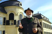 Sepp Forcher vor Schloss Niederweiden.
