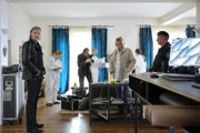"Soko Donau", "Zahltag." Penny besucht ihre alte Freundin - und entdeckt mit ihr deren Schwester, die gerade Opfer eines Verbrechens wurde: Vergewaltigung und versuchter Mord. Felsenfest von der Schuld des Täters überzeugt, holt sie auch ihren Vater als Anwalt des Opfers ins Boot. Doch im Laufe der Ermittlungen kommen immer mehr Indizien zutage, die darauf hinweisen, dass alles ganz anders ist, als es im ersten Moment den Anschein hatte. Im Bild (v.li.): Stefan Jürgens (Carl Ribarski), Gregor Seberg (Helmuth Nowak).