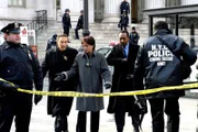 Detective Lennie Briscoe ( Jerry Orbach, l.), Detective Ed Green (Jesse L. Martin) und Anita Van Buren (S. Epatha Merkerson)