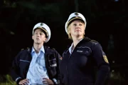Nele Fehrenbach (Floriane Daniel, r.) und Pirmin Spitznagel (Simon Werdelis, l.) kommen zu einer nächtlichen Schüler-Party, auf der Alkohol und Drogen im Spiel sind.