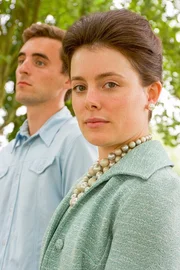 Ein Mann und eine Frau beobachten