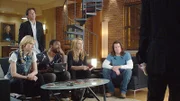 V.l.: Parker (Beth Riesgraf), Nate (Timothy Hutton, H.), Alec Hardison (Aldis Hodge), Tara Cole (Jeri Ryan) und Eliot Spencer (Christian Kane) ermitteln in einem Versicherungsbetrug, bei dem ein Kunst-Ei im Wert von neun Millionen Dollar gestohlen wurde.