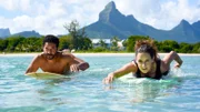 Ärztin Dr. Filipa Wagner (Anja Knauer) mit dem Barkeeper Mike (Tyron Ricketts).