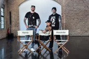 Wer die Herzen der Tätowierer mit seinem Tattoo-Fail und der Geschichte dahinter erweicht, begibt sich mit verbundenen Augen voll und ganz in die Hände der Profis: (v.l.n.r.) Randy Engelhard, Peggy Lou und Alexander Kroll ...