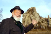 Sepp Forcher vor dem Arpadfelsen.