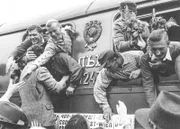 Kriegsheimkehrer in Wiener Neustadt. Viele Frauen warteten vergeblich auf diesen freudigen Augenblick.