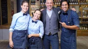 Das Team der Sendung "First Dates" (v.l.): Die Kellnerinnen Lili Köhler und Mariella D'Auria, Host Roland Trettl und Barkeeper Nic Shanker