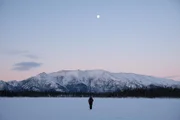 Johnny Rolfe wandert durch die Winterlandschaft. (National Geographic/Mike Fennell)