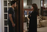 Bei einer Trauerfeier hat Melinda (Jennifer Love Hewitt, r.) beobachtet, dass Gabriel (Ignacio Serricchio, l.) ebenfalls die Gabe besitzt, mit den Toten zu reden. Als sie ihn darauf anspricht, ist der jedoch nicht sehr erfreut darüber, dass sie versucht, Kontakt mit ihm aufzunehmen