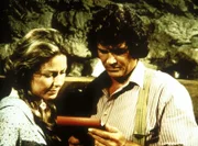 Caroline (Karen Grassle, l.) und Charles (Michael Landon, r.) lesen einen Brief ihrer verschwundenen Tochter Laura.