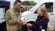 Trödelprofi Mauro Corradino mit Angelika auf dem Flohmarkt