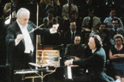 Arturo Benedetti-Michelangeli (re.) spielt das Klavierkonzert G-Dur von Maurice Ravel mit dem London Symphony Orchestra unter dem Dirigenten Sergiu Celibidache (li.).
