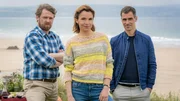 Holly Reynolds (Nadine Warmuth, M.) muss sich zwischen ihrem Lebensgefährten Julian Cavendish (Mathias Harrebye Brandt, l.) und ihrer ersten großen Liebe Vince Morgan (Gabriel Merz, r.) entscheiden, die unterschiedlicher nicht sein könnten.