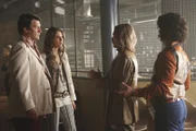 L-R: Damit sie in die Gedankenwelt eines Zeugen eindringen können, der komplett in einer Traumwelt aus den Siebziger Jahren lebt, kopieren Castle (Nathan Fillion), Beckett (Stana Katic), Ryan (Seamus Dever) und Esposito (Jon Huertas) den Look der damaligen Zeit. Doch wird sich der ganze Aufwand am Ende für ihre Ermittlungen lohnen?